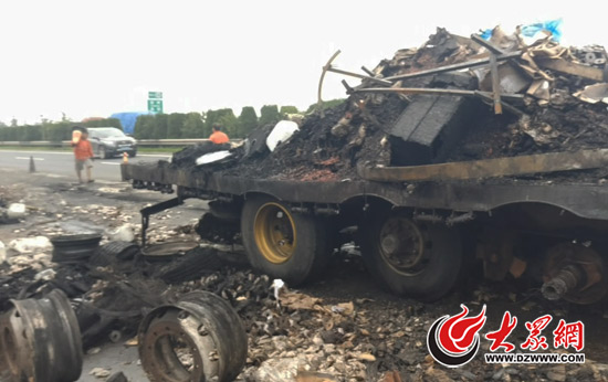 青岛一货车轮胎爆炸起火满车货物被烧毁