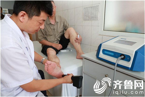 烟台山医院康复专家刘玉斌正在为患者做体外冲击波治疗_副本