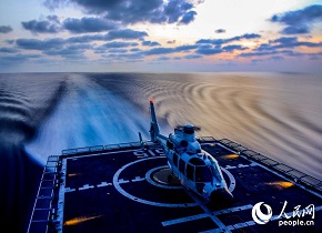 海军滨州舰大洋之上练兵忙 直升机昼夜飞行训练