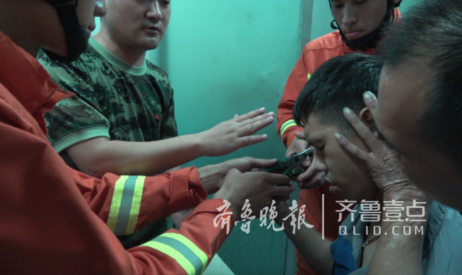一男子钢筋穿进眼睛，消防官兵、医生合力开展救援