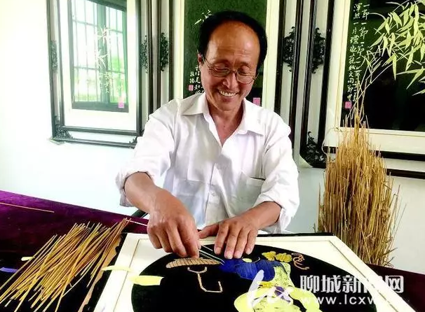 聊城这位老艺人用麦秸作画，一组翠竹图售价5000多元