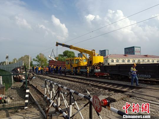 哈尔滨一货车与货运列车相撞致1人死亡