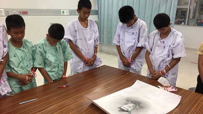 英雄没有被遗忘 泰国获救少年足球队集体追悼牺牲潜水员