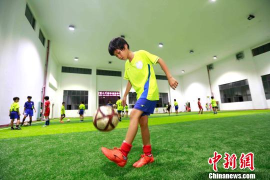 海南琼中女足10岁小将吴优当选牵手球童 走上世界杯决赛赛场