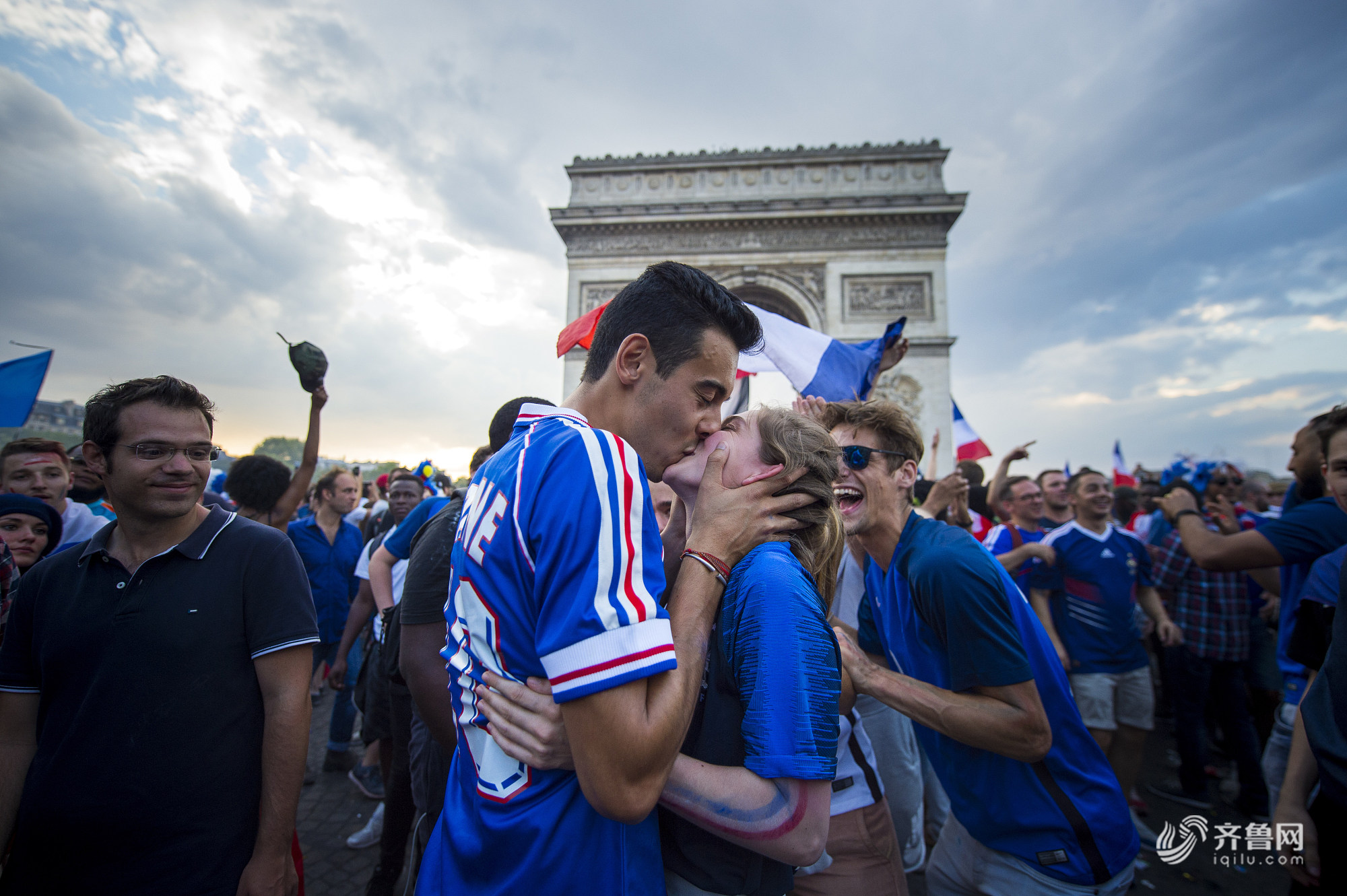 法国4比2胜克罗地亚夺世界杯冠军 民众街头庆祝