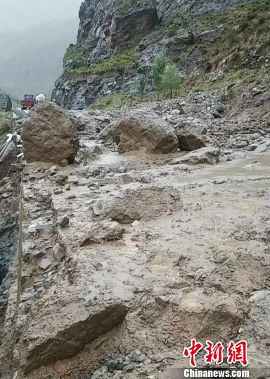 泥石流致川藏公路318国道西藏仁布段交通中断