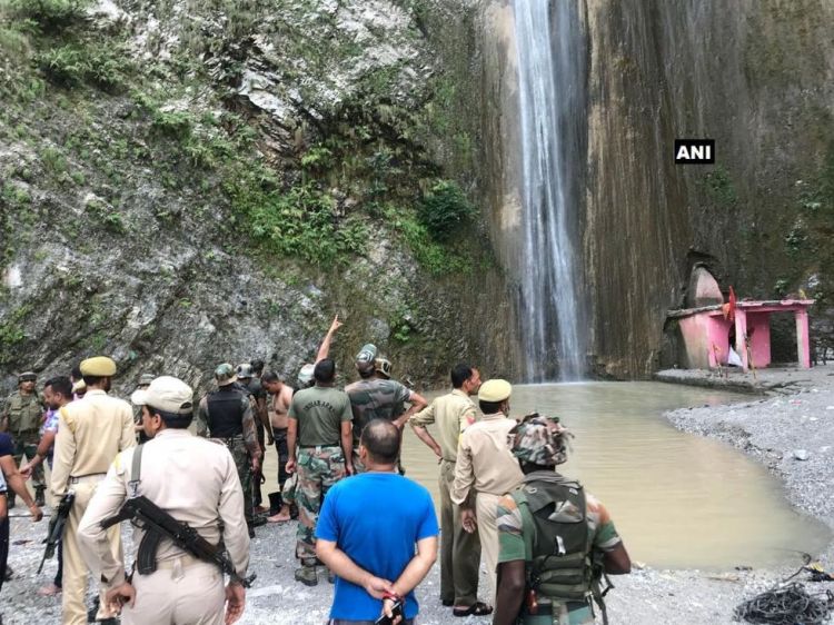 印度民众在瀑布下洗浴 突然有巨石滚落致7死25伤