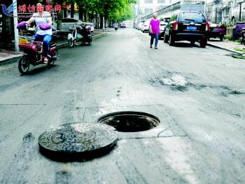 潍城区东大街与和平路下水道井盖移位市民担心掉井里