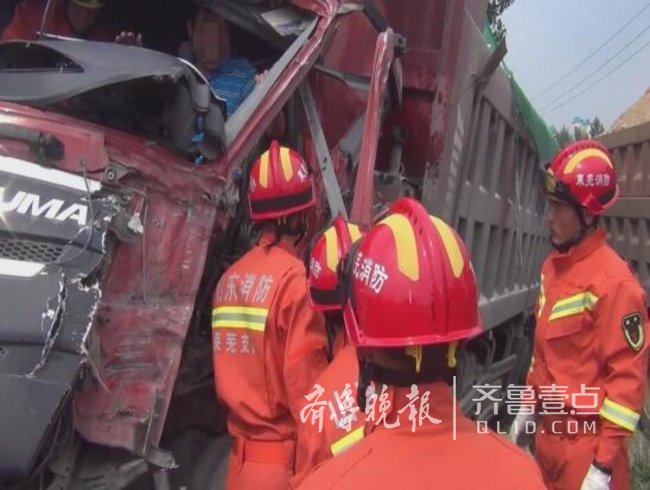 莱芜两货车相撞一司机被困，消防官兵“拆”车营救