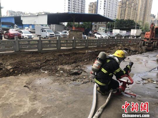 福州一工地发生燃气管道泄漏事故 消防官兵紧急排险