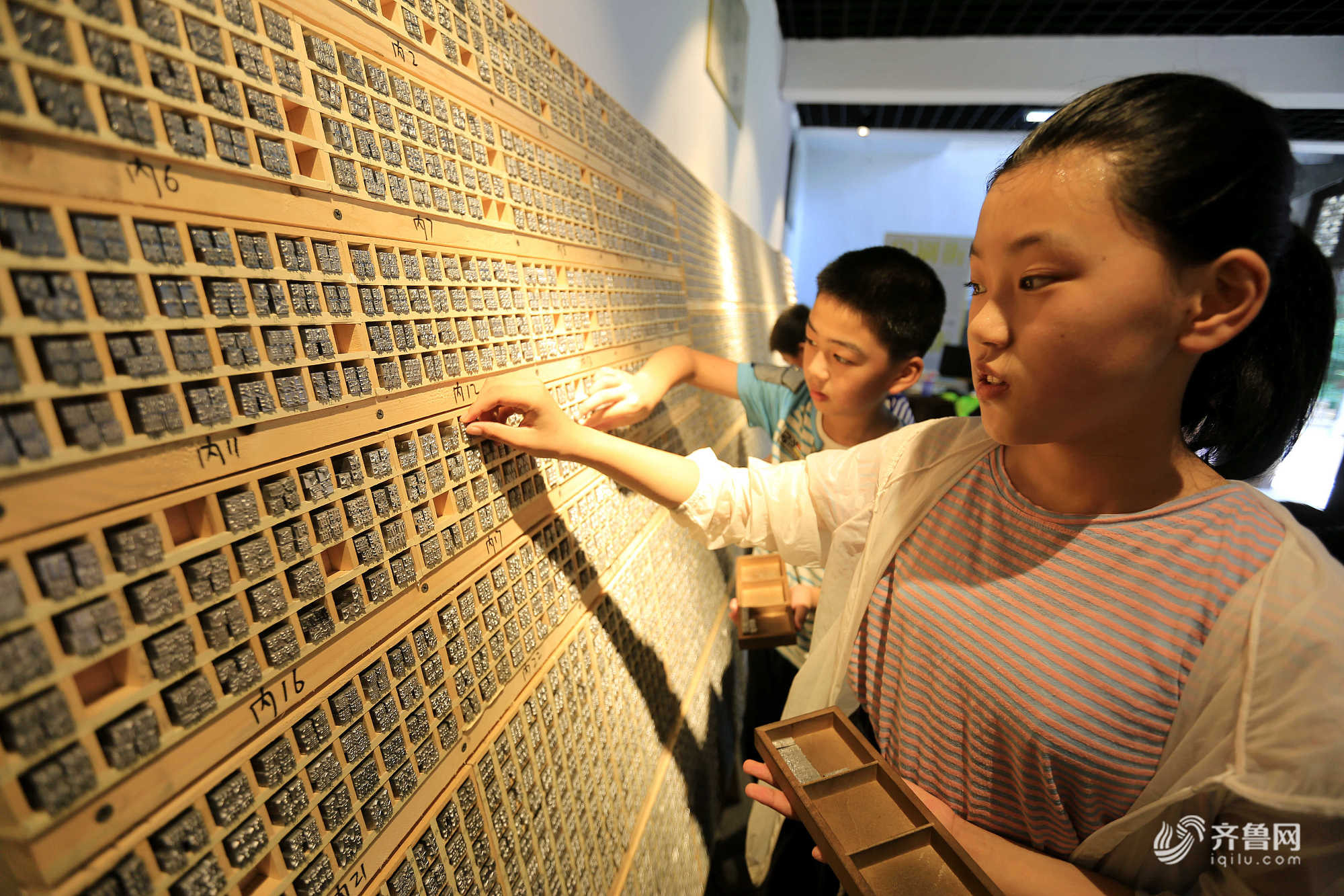 临沂：中小学生暑期体验中国传统印刷工艺