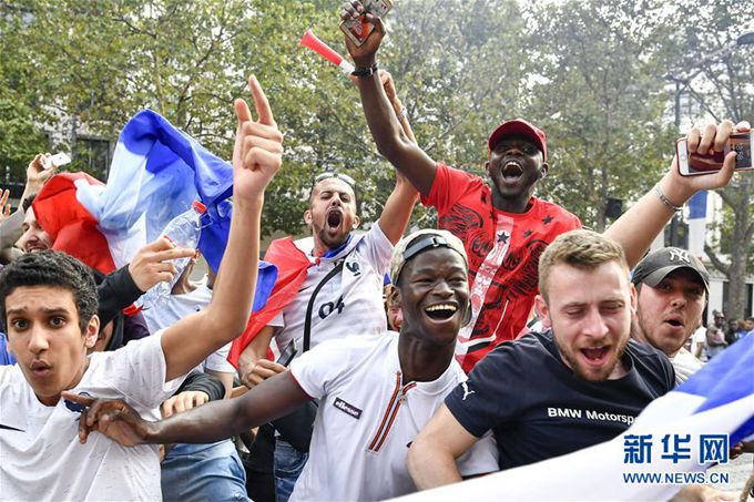 世界杯高卢雄鸡桂冠，法国球迷亮了