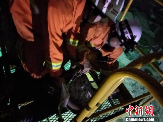 福州闽侯：消防员官兵40多米高塔吊5小时救下醉酒男