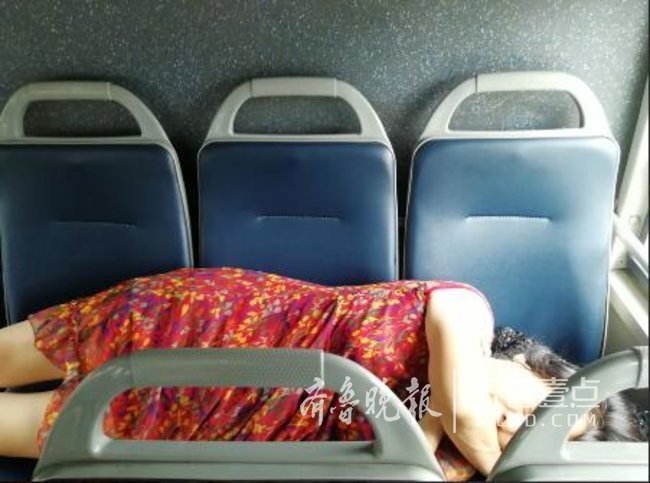 济南公交一乘客占5人座躺下就睡,原来是照顾老人太累