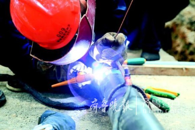 济南天然气管道改造现场:工人入伏日穿4套衣服焊管道
