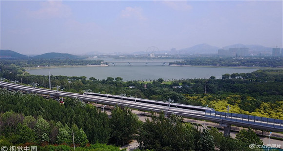 济南首条地铁线R1线高架全程试车 沿途山水如画