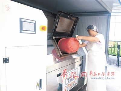 青岛厨余垃圾处理“神器” 日均处理厨余垃圾50公斤