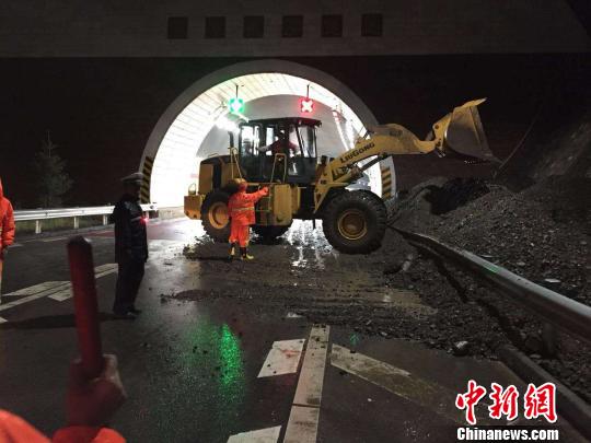 短时强降水引发泥石流致青海省多条公路损毁