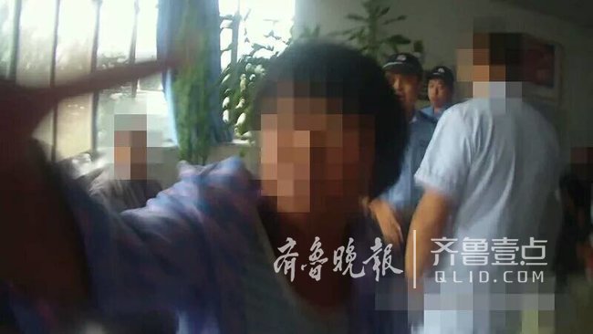 一女子在济南某医院内咬伤民警大腿，被判刑六个月