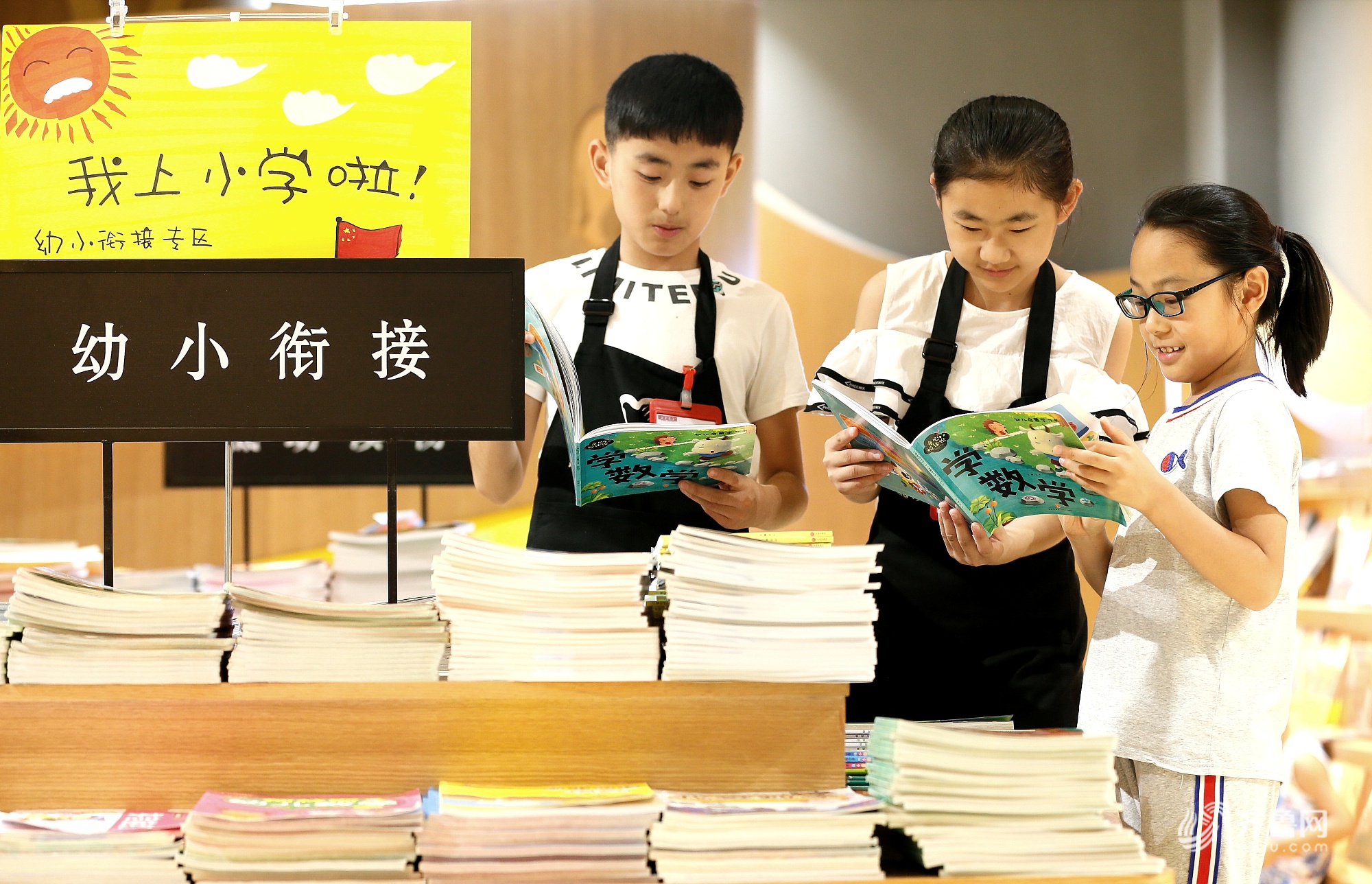 青岛160名义务图书“小管员”暑期忙实践