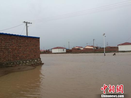 内蒙古包头暴雨引发洪水 达茂旗边防官兵救援纪实