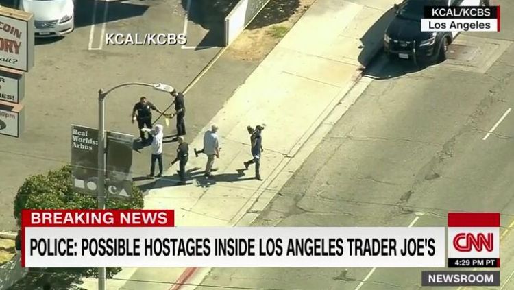 洛杉矶疑发生人质劫持事件 警方开枪射中嫌犯并救出1人