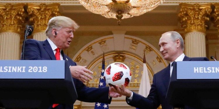 普京送给特朗普的那个足球，正在接受安检……