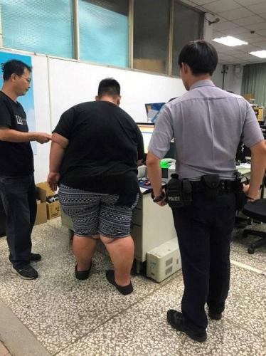 台湾通缉犯曾是“亚洲第一胖” 被捕时手铐太小