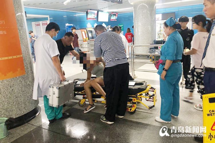 外籍女乘客晕倒在地铁站 工作人员变身翻译帮忙施救