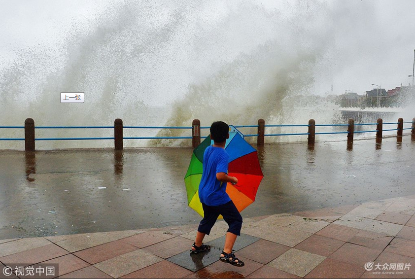 青岛：台风“安比”过境 沿海掀大浪