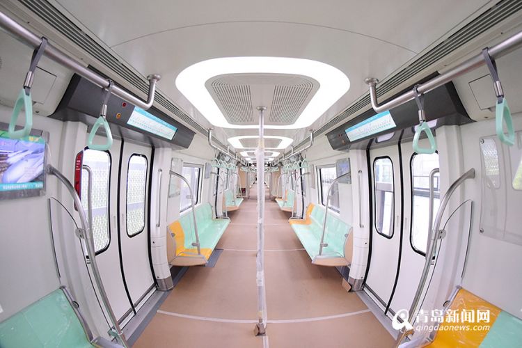 高清:探秘青岛地铁13号线 列车内外一派小清新风格