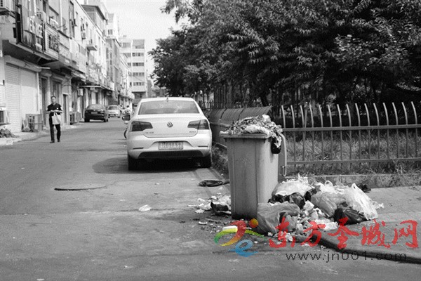 城区部分街道积存垃圾损市容 
