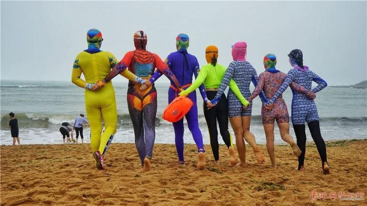 独特风景!青岛大妈一浴海滩大秀脸基尼