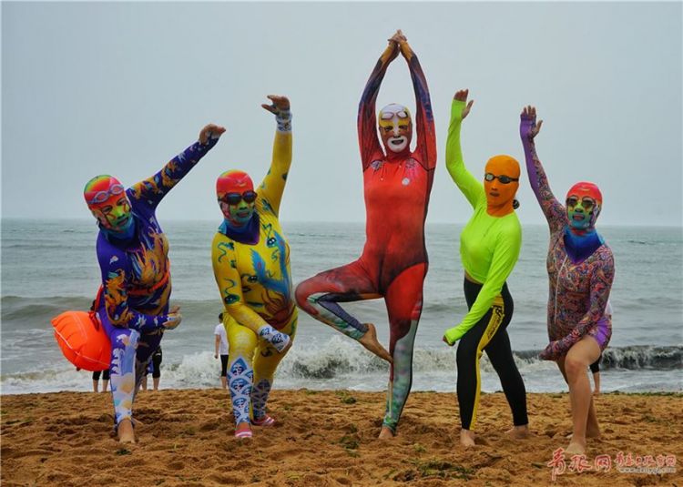 独特风景!青岛大妈一浴海滩大秀脸基尼