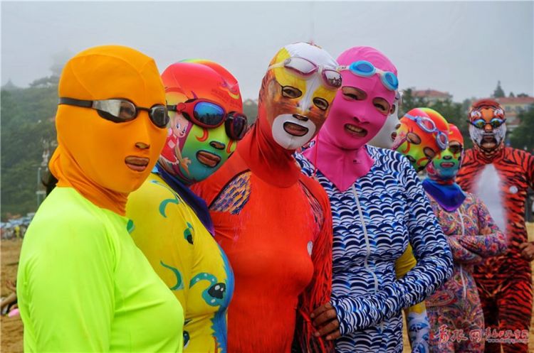 独特风景!青岛大妈一浴海滩大秀脸基尼