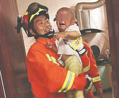 沂源1岁半男童将自己反锁厨房内 消防官兵爬窗救人