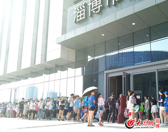 进入暑假后 淄博市图书馆周末接待市民万余人