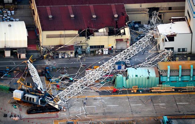 日本神户制钢所200米高起重机突然倒下 致1死3伤