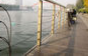 淄博玉龙河岸边亲水平台护栏损坏严重 市民盼早修复