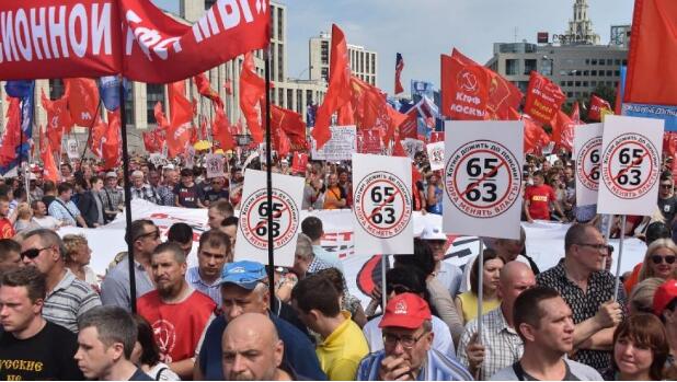 俄罗斯数万人集会示威 抗议政府延长退休年龄