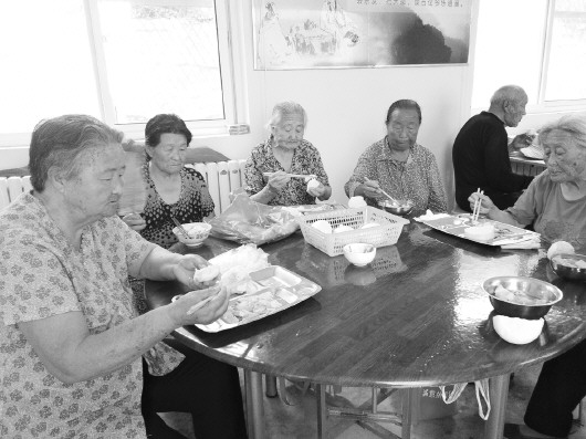 贫困老人吃上热乎饭 莱芜钢城区幸福食堂里的好味道