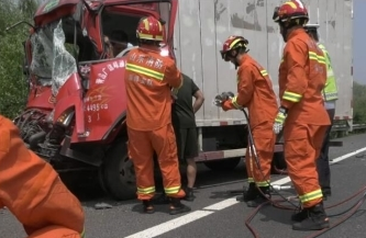 高速货车追尾 淄博消防官兵解救被困司机