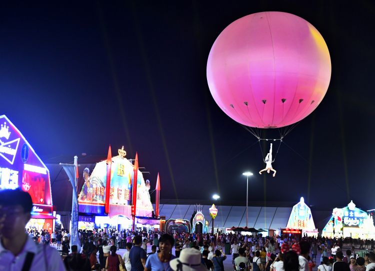 青岛上演“空中芭蕾”