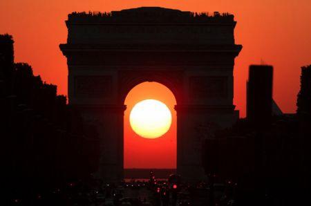 这美景一年只有2次：夕阳从巴黎凯旋门中心落下