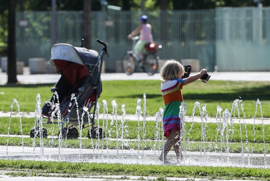 欧洲罕见高温影响民众生活 喷泉成公共避暑好去处