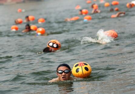临沂：400余名游泳爱好者横渡沂河
