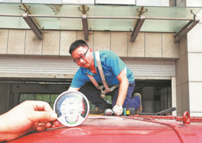 高温下的劳动者丨45.5℃的公交车顶 淄博修理工一蹲3小时