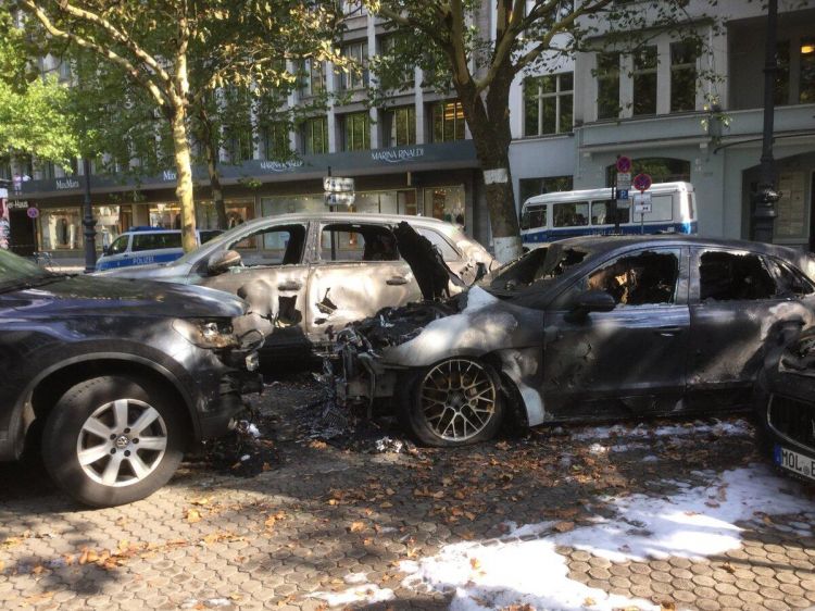 德国柏林5辆小轿车起火 起火原因尚不详