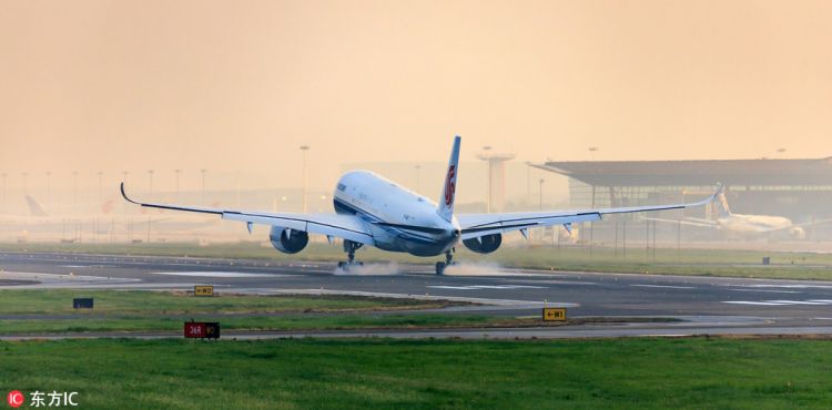 中国内地首架空中客车A350客机完成交付 抵达北京