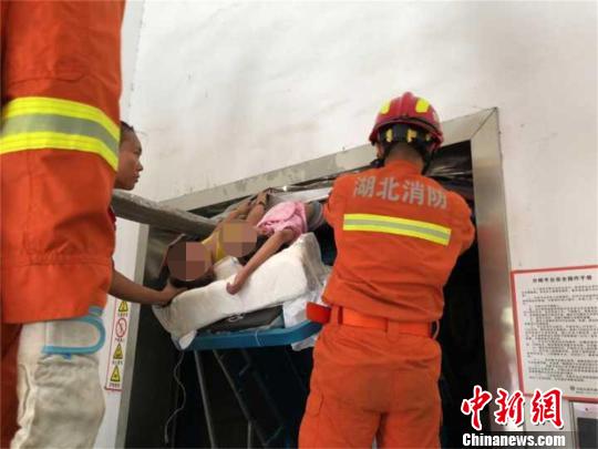 湖北襄阳：两女童被卡货梯身体悬空 警民合力营救